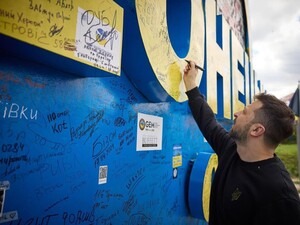 Зеленский подписался на стеле на въезде в Донецкую область, которую ранее закрасили активисты. Фото