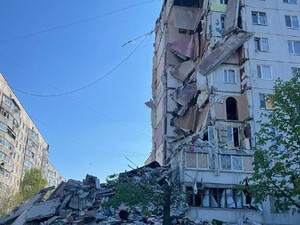 Российские оккупанты ударили по девятиэтажке и частному дому в Волчанске, в ОВА сообщили об одном погибшем и одной раненой