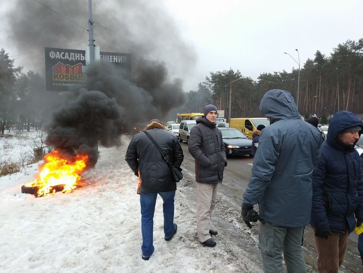 Владельцы авто с иностранной регистрацией частично заблокировали въезды в Киев. Видео