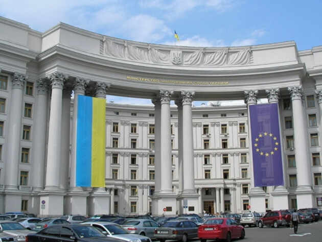 У МЗС України розповіли, коли чоловікам призовного віку знову зможуть надати консульські послуги за кордоном