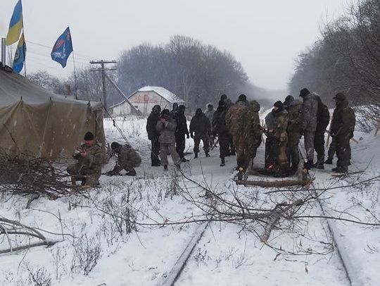 Ветераны добробатов заблокировали железную дорогу в Луганской области &ndash; Семенченко