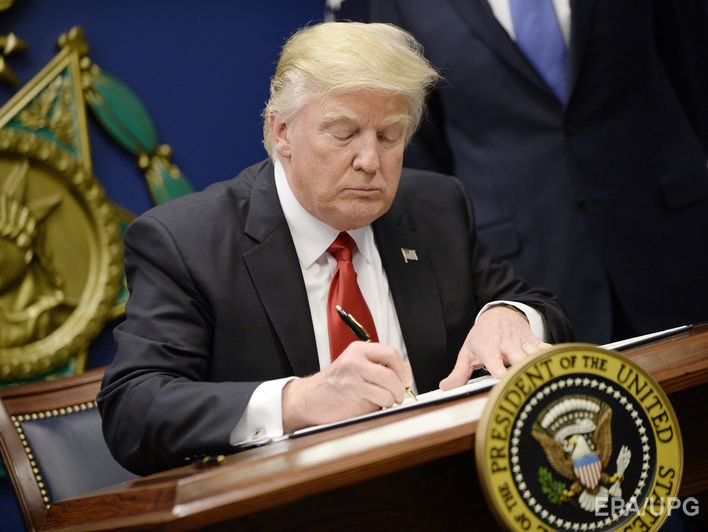 Петицию против миграционных ограничений Трампа подписали 12 нобелевских лауреатов
