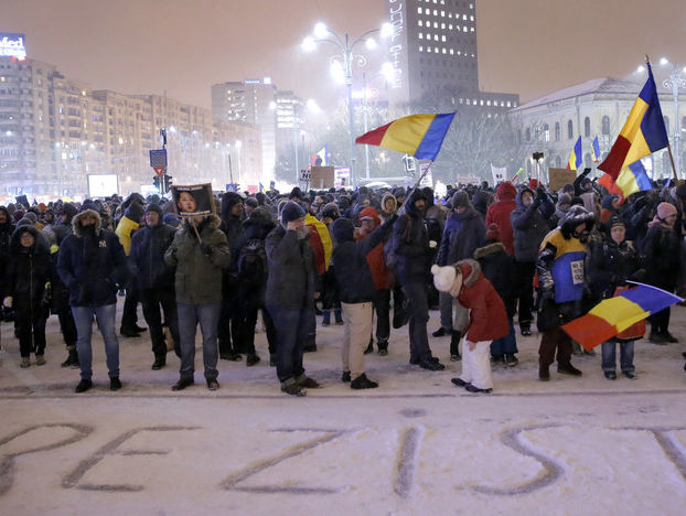 В Бухаресте протестующие устроили марафон вокруг здания правительства