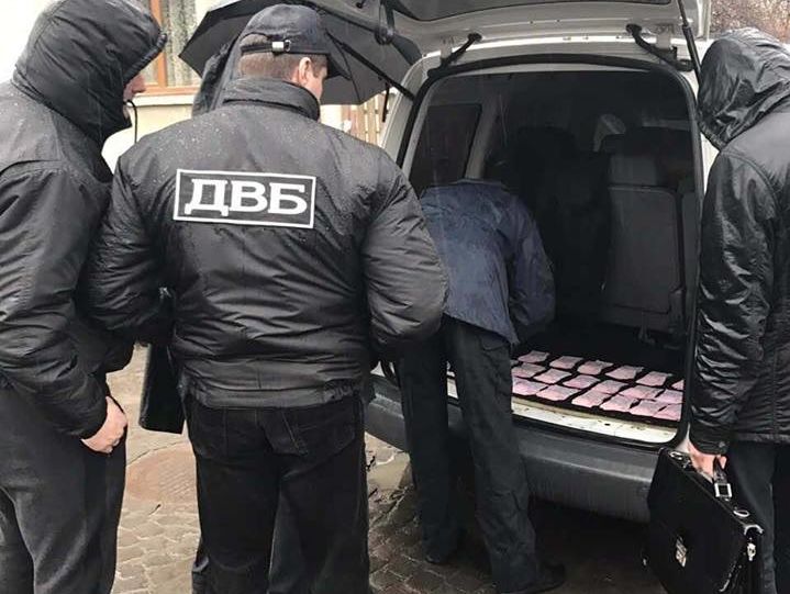 В Ужгороде полицейский пытался получить взятку возле здания прокуратуры и был задержан