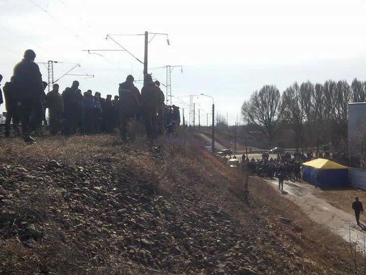 Участники торговой блокады заявили, что начали останавливать грузовые поезда из РФ в Сумской области