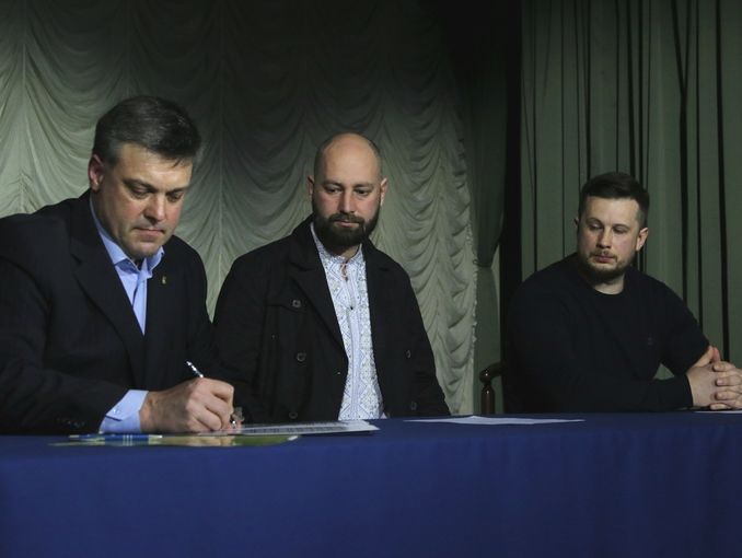 "Свобода", "Національний корпус" і "Правий сектор" підписали маніфест про об'єднання зусиль