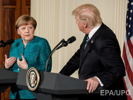 Спайсер предположил, что Трамп не пожал руку Меркель, так как не расслышал ее вопрос