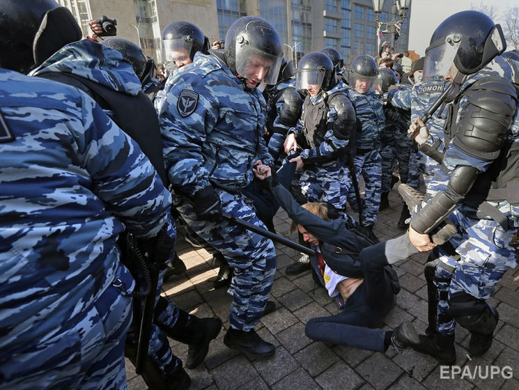 Маніфестанта в Москві заарештували на 10 діб за те, що він "упирався ногами в асфальт" – журналіст