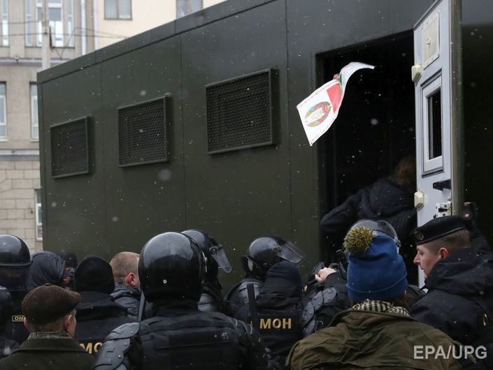 На мітингах у Мінську затримано трьох українців, двох із них депортують – МЗС України