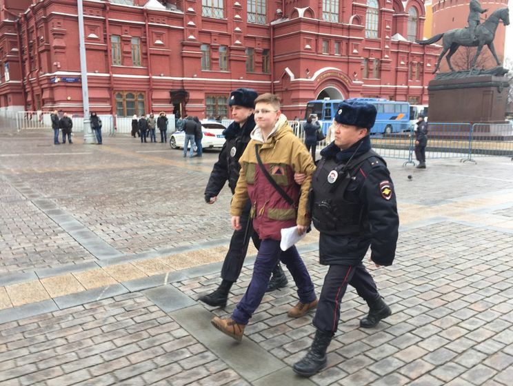 В центре Москвы полиция задержала школьника с конституцией и учебником алгебры &ndash; блогер