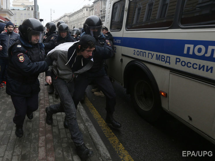 В Москве полиция десятками задерживает участников шествия