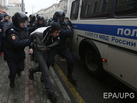 Полиция, как и 26 марта, задерживает пришедших в центр Москвы