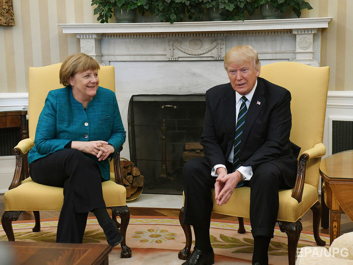Трамп про інцидент із рукостисканням на зустрічі з Меркель: Припускаю, що репортер сказав потиснути їй руку, але я цього не чув