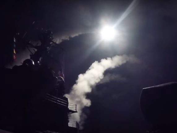 Пентагон показал кадры ракетного удара по авиабазе в Сирии. Видео