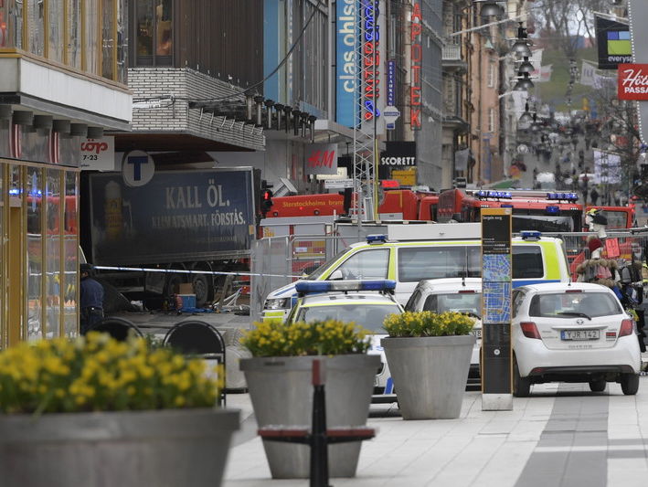 Грузовик врезался в толпу в Стокгольме, есть погибшие и раненые