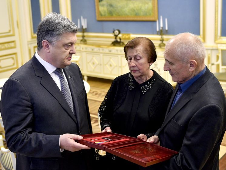 Порошенко вручив зірку Героя України батькам загиблого на Донбасі оперного співака Сліпака
