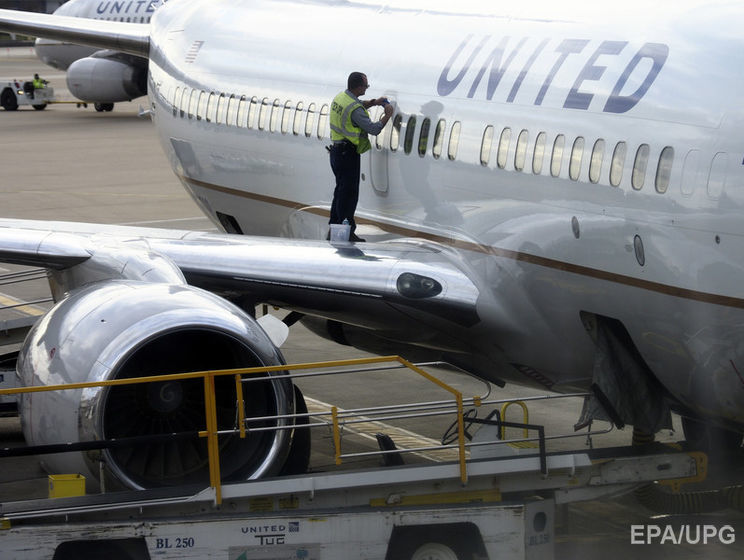 United Airlines вернет деньги за билеты на рейс, с которого насильно сняли пассажира