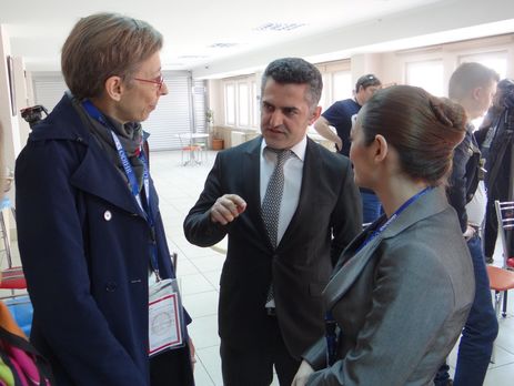 Голова спостережної місії ОБСЄ де Зулуета (ліворуч) на виборчій дільниці в Анкарі