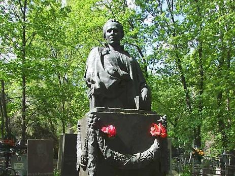 Неизвестные обокрали могилу Леси Украинки в Киеве