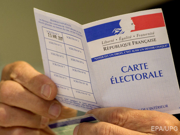 На виборчій дільниці у французькому посольстві в Києві проголосувало понад 100 осіб