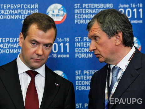 Прем'єр Медведєв (ліворуч) став об'єктом "силових ігор" Сєчина (праворуч), зазначають співрозмовники Bloomberg