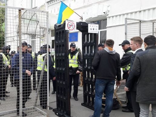 В Киеве возле площади Славы дежурят правоохранители и конный патруль, установлены металлодетекторы