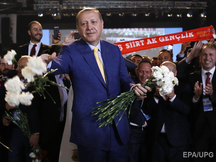 Ердоган очолив керівну партію Туреччини, скориставшись змінами в конституції
