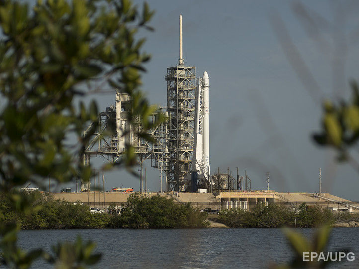 SpaceX перенесла запуск грузовика Dragon к МКС из-за молнии