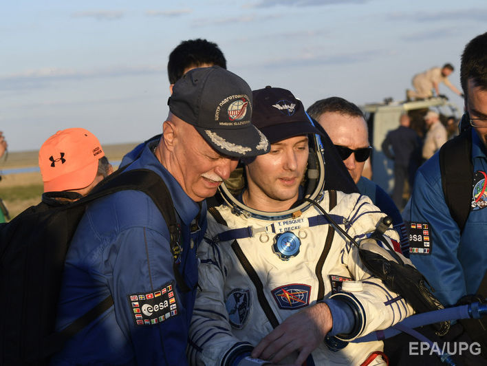 Российский и французский космонавты вернулись на Землю