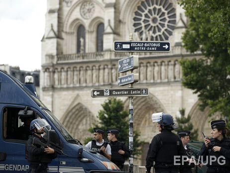 На полицейского у собора Нотр-Дам напал алжирец по происхождению – МВД Франции