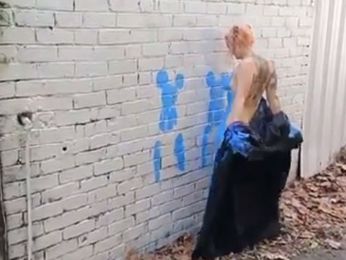 Любители граффити придумали "рисовать" на стенах собственным голым телом. Видео