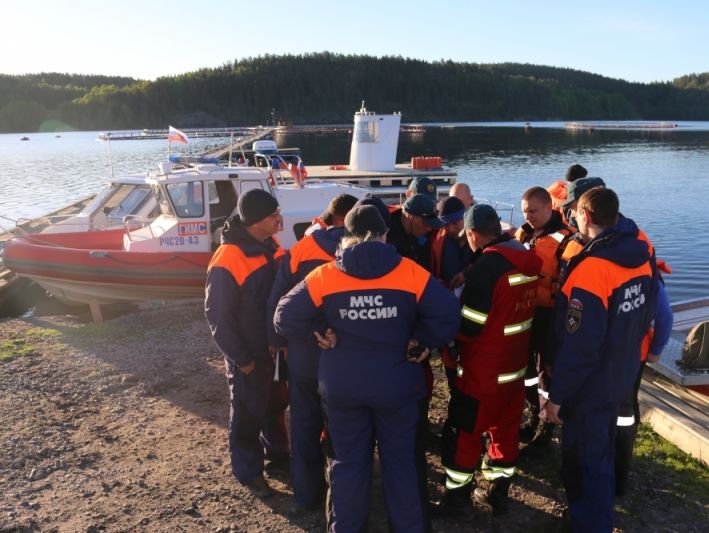 В России на Ладожском озере перевернулась лодка с подростками: двое спаслись, троих ищут спасатели – МЧС России