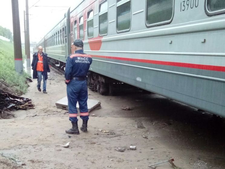 Потоки нечистот смыли с рельсов локомотив пассажирского поезда в Новосибирске