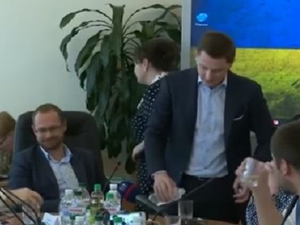 "У вас привычка тянуть, что нравится". Луценко с Довгим не поделили стакан воды на столе. Видео