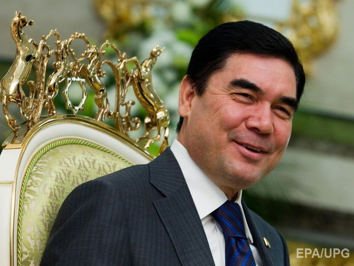 В Туркменистане книги президента начали читать по телевидению вместо развлекательных передач. Видео