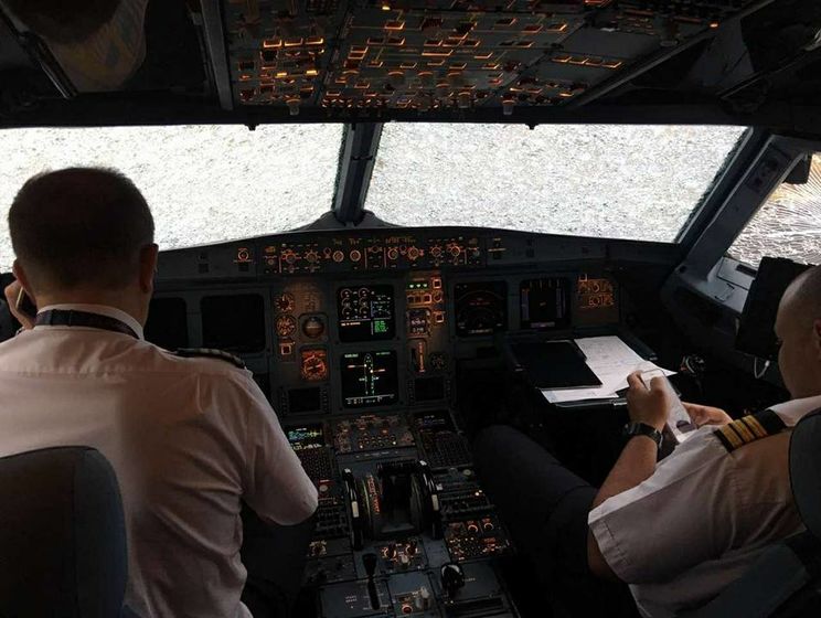 ﻿Український пілот, незважаючи на розбиту градом кабіну, зумів приземлити в аеропорту Стамбула пасажирський літак. Відео