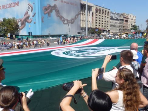 ﻿На Майдані Незалежності в Києві розгорнули найбільший у світі прапор Ічкерії