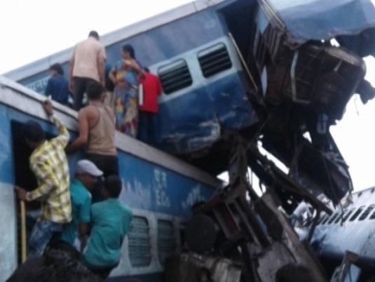 В Индии с рельсов сошел поезд, погибло не менее 20 человек