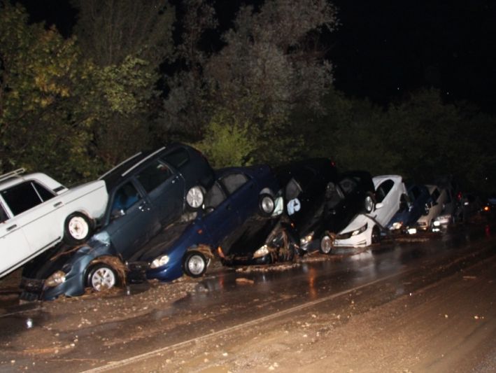 ﻿У Криму селевий потік зніс із дороги приблизно 15 автомобілів
