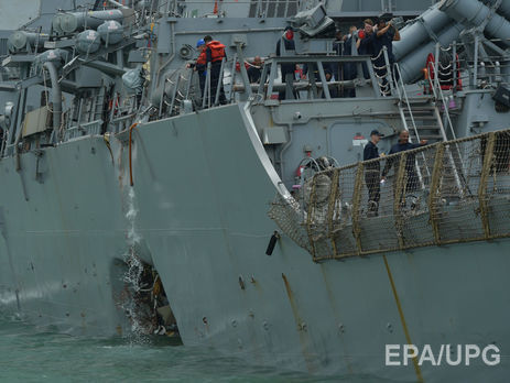 Американский эсминец USS John S. McCain столкнулся с танкером возле Сингапура. Фоторепортаж