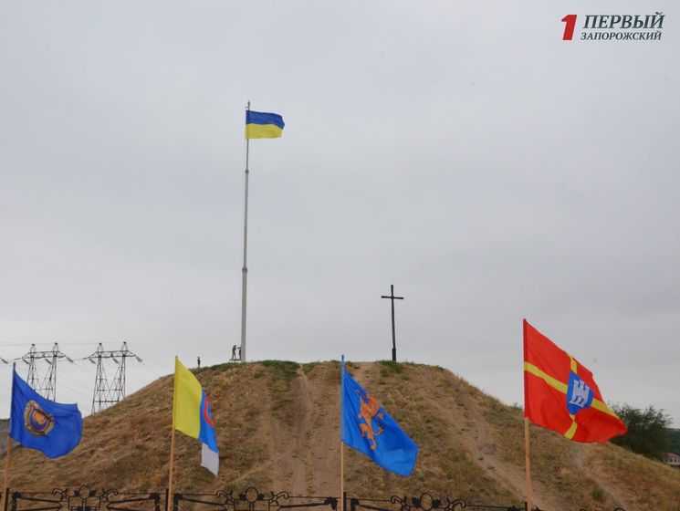 В Запорожье флаг Украины подняли на 90 метров над Днепром