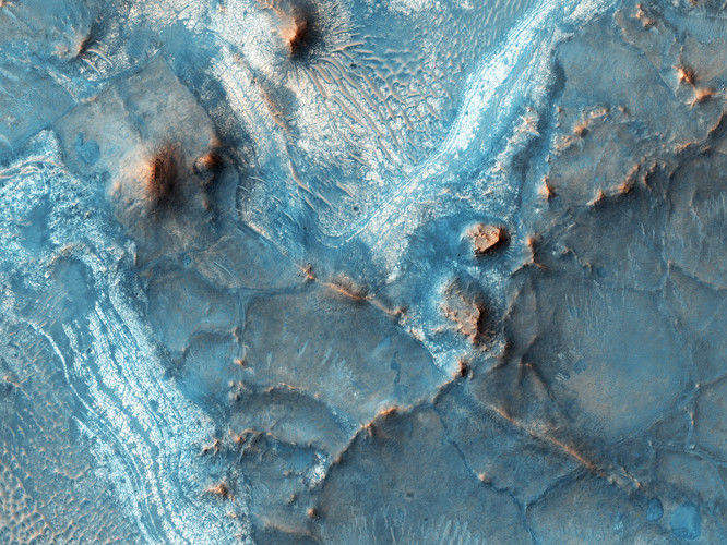 NASA опубликовало фото снежных дюн на Марсе