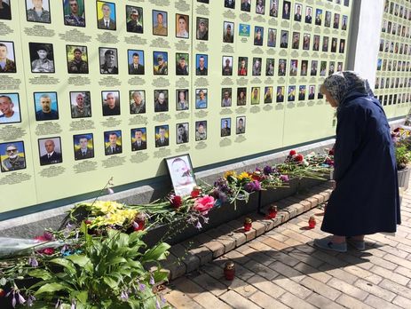 В Киеве почтили память жертв Иловайской трагедии. Фоторепортаж