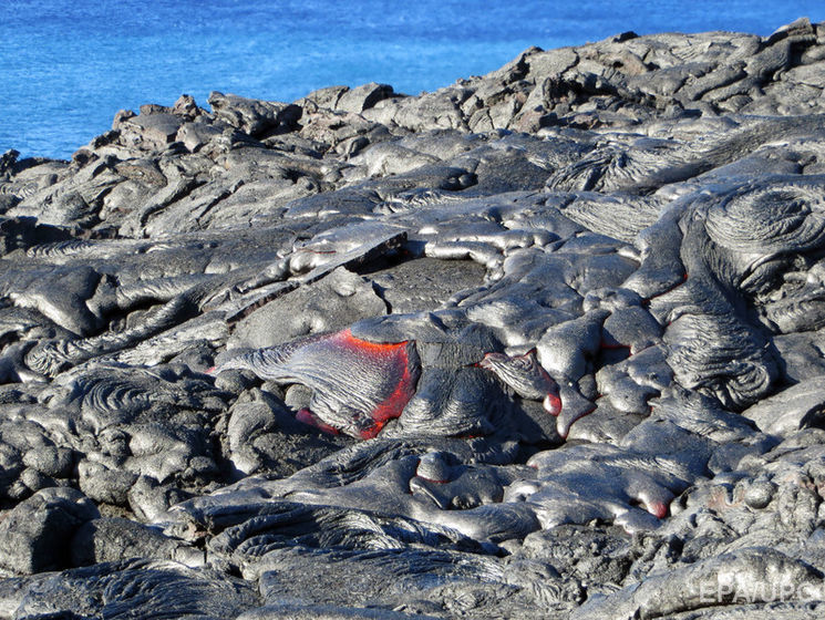 На Гавайях извергается один из самых активных вулканов в мире. Видео