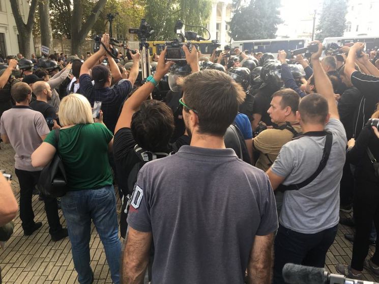 В Одессе прервали сессию горсовета из-за драки на митинге за отставку Труханова