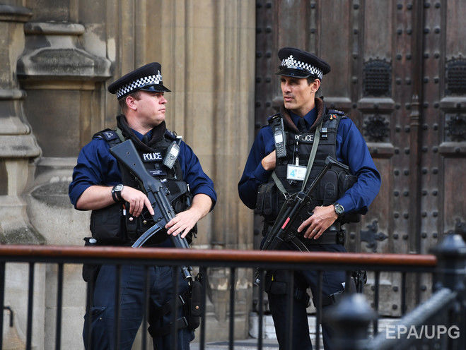 В Лондоне полиция оцепила шесть улиц из-за сообщений о подозрительном пакете