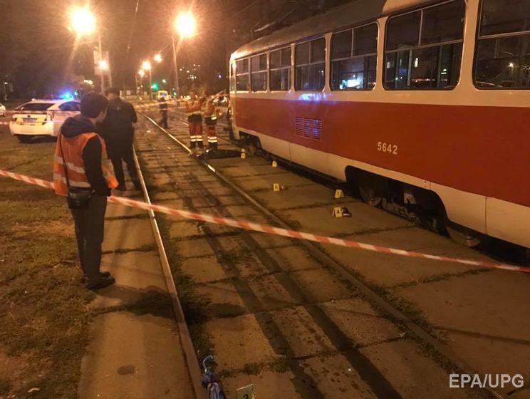 В Киеве женщина с ребенком попала под трамвай