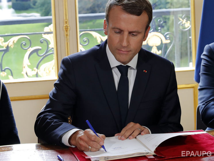﻿Макрон підписав Трудовий кодекс, який спричинив масові протести у Франції