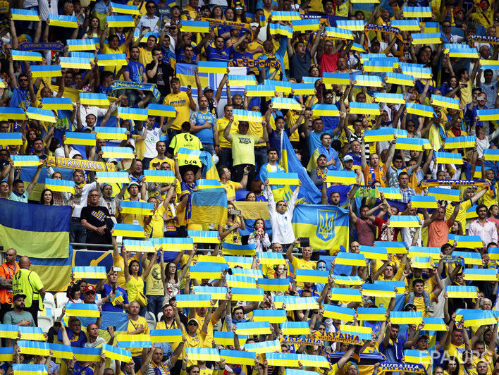 Украинские ультрас просят Порошенко отменить продажу билетов на матчи по паспортам