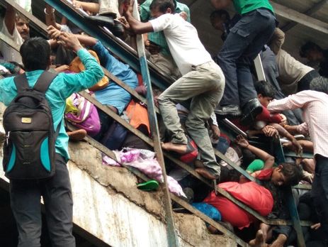 ﻿Понад 20 людей стали жертвами тисняви на залізничній станції в Індії